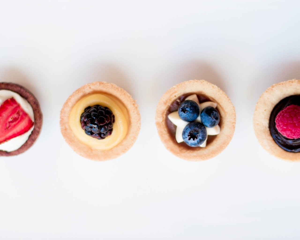 Песочное печенье с кремом на белом фоне