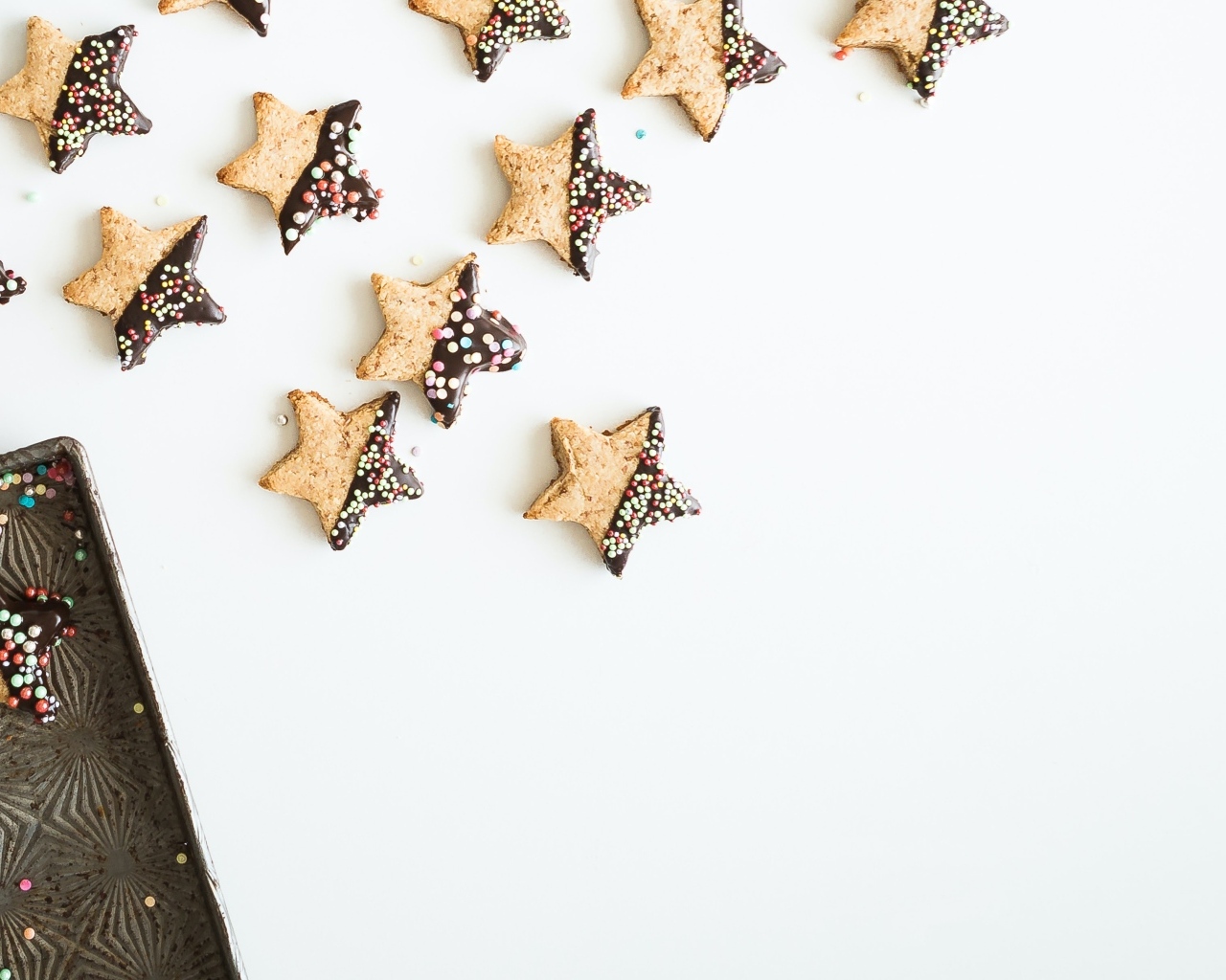 Печенье звездочки на белом фоне