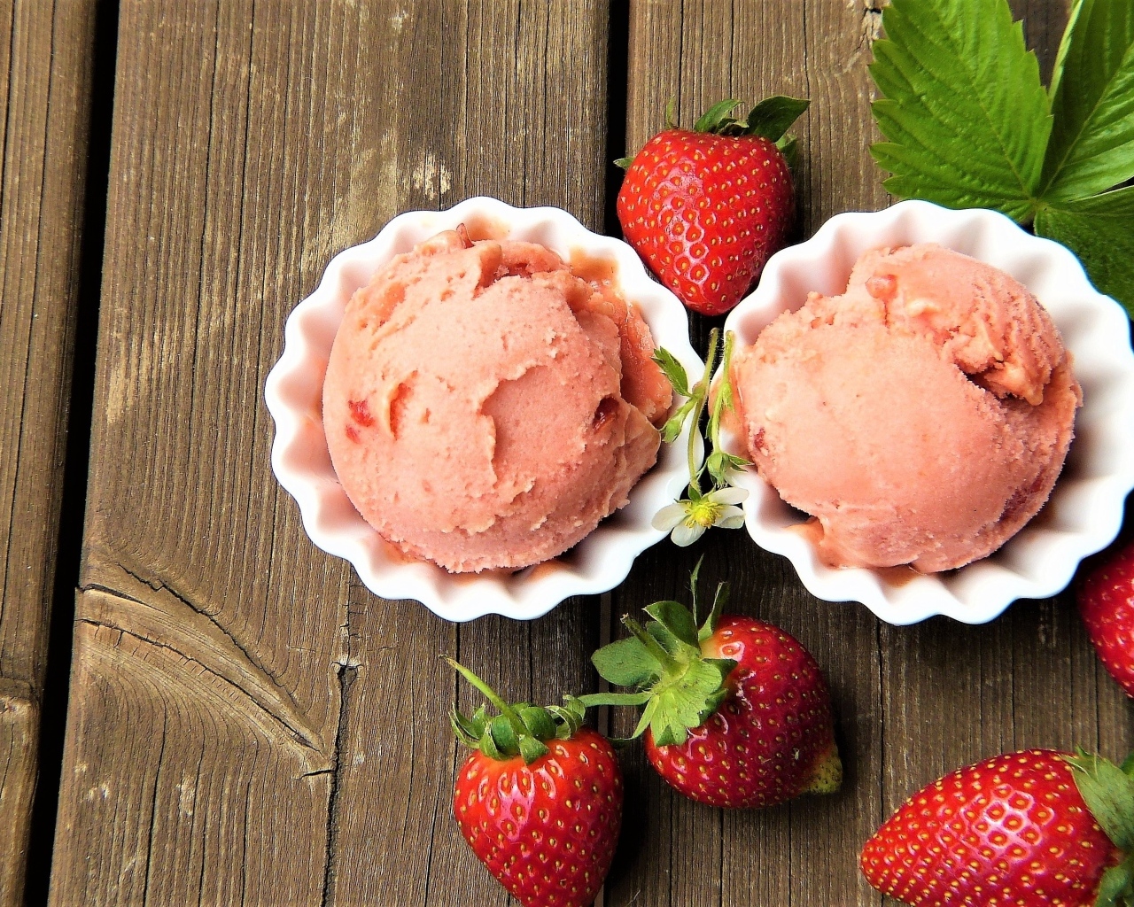 Клубника на столе с ягодным мороженым