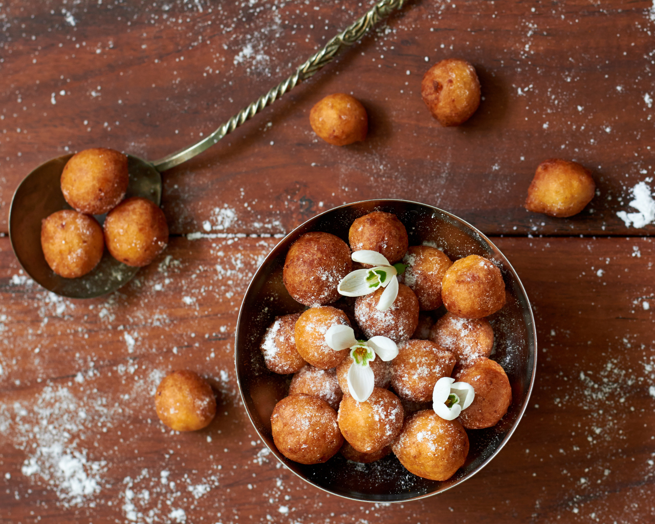 Сладкие сырные шарики с сахарной пудрой