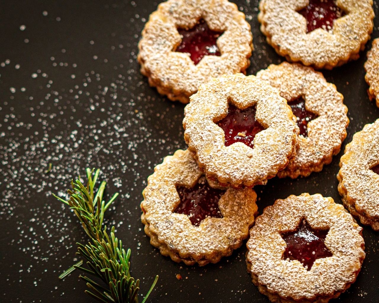 Сладкое печенье с джемом и сахарной пудрой