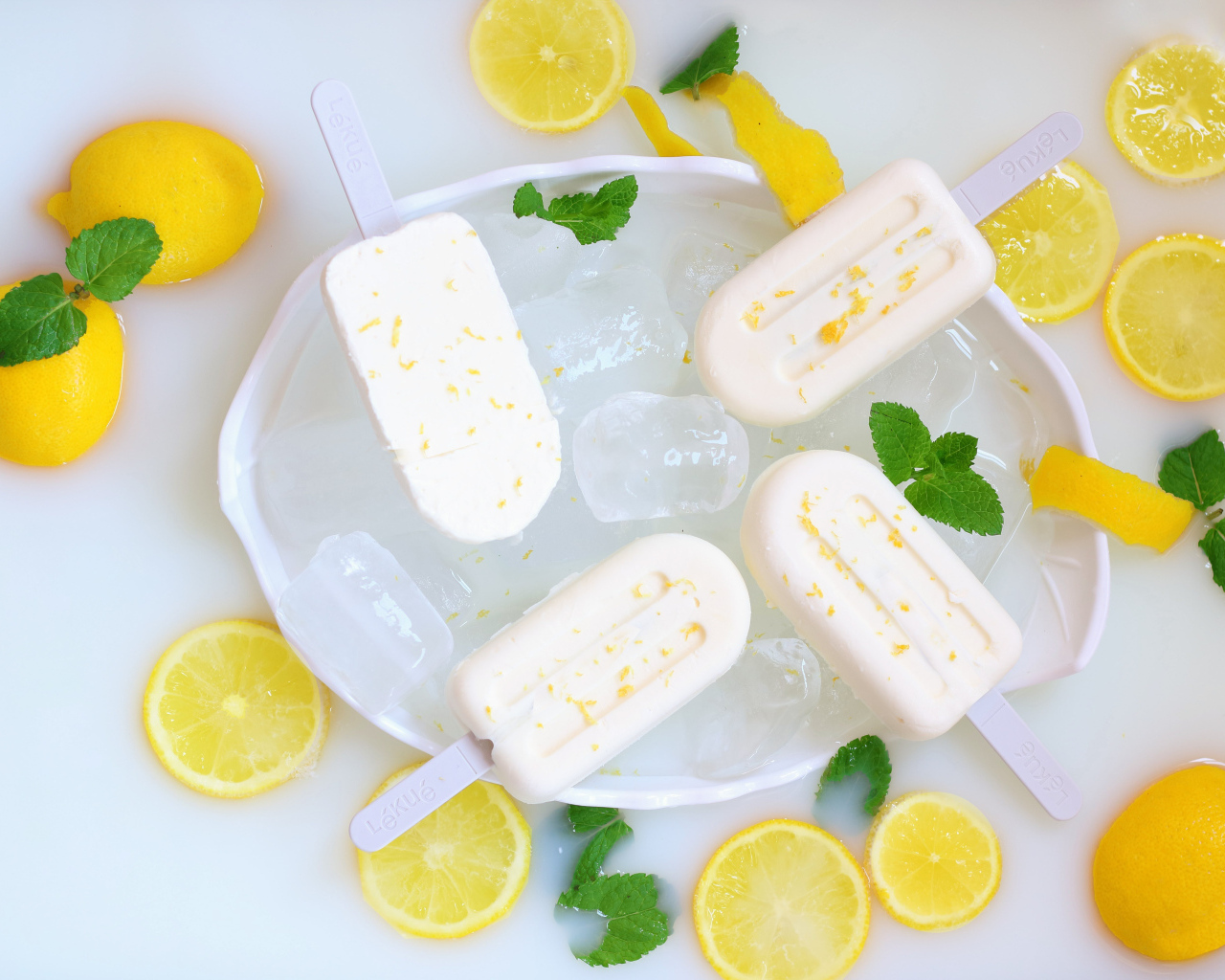 Сладкое сливочное мороженое с лимонами