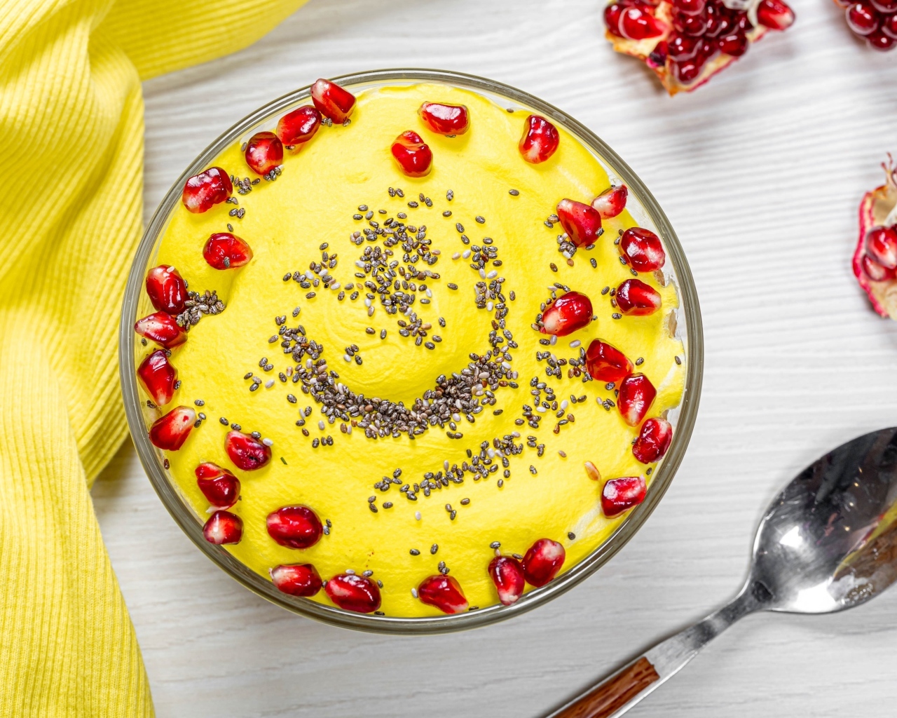 Сладкий десерт с зернами граната