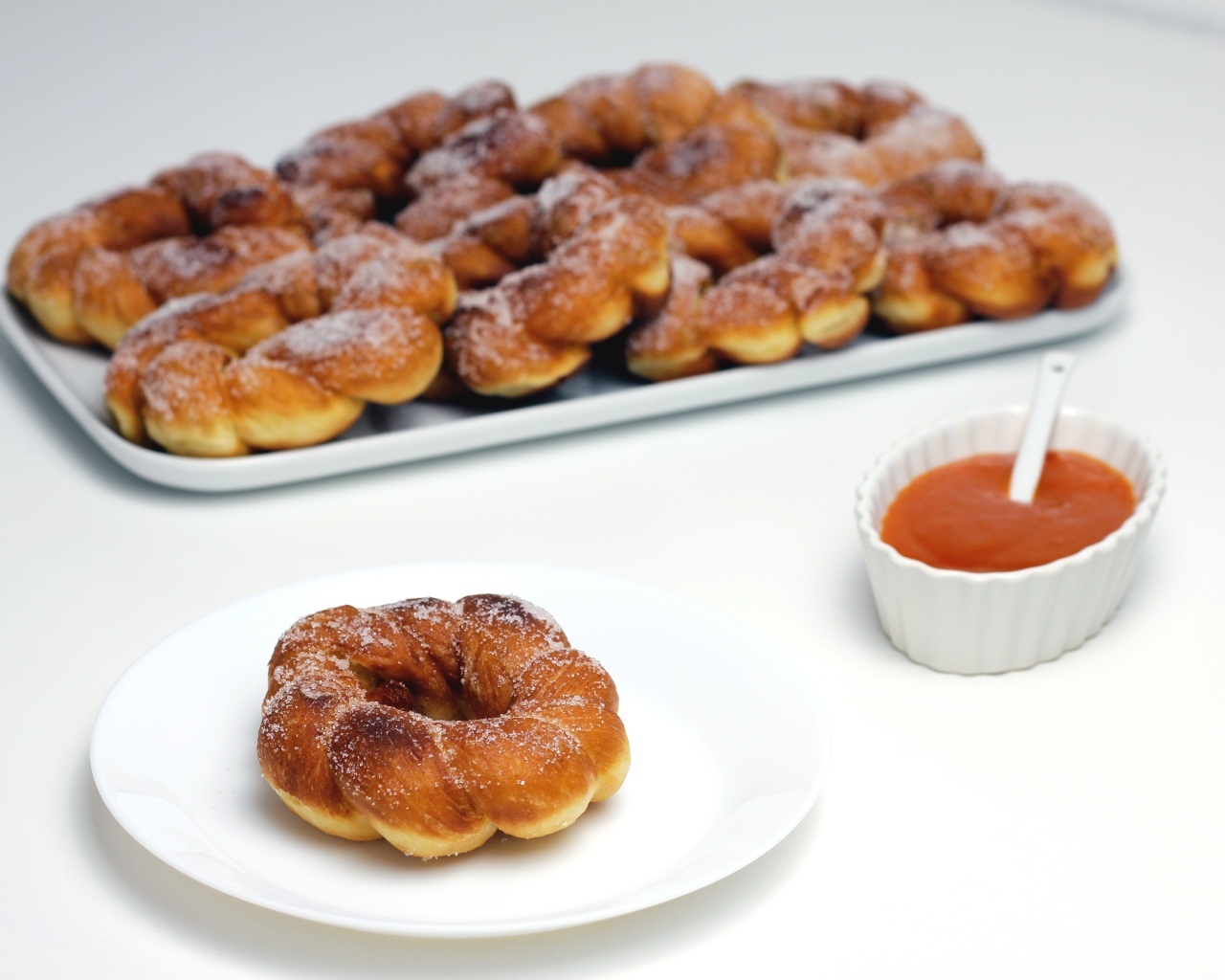 Сладкие пончики в сахарной пудре на столе