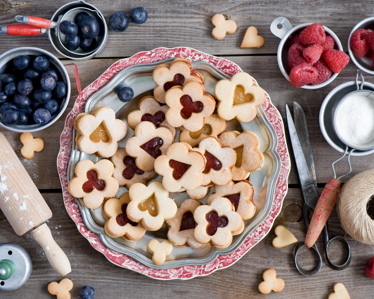 Сладкое фигурное печенье на столе с ягодами