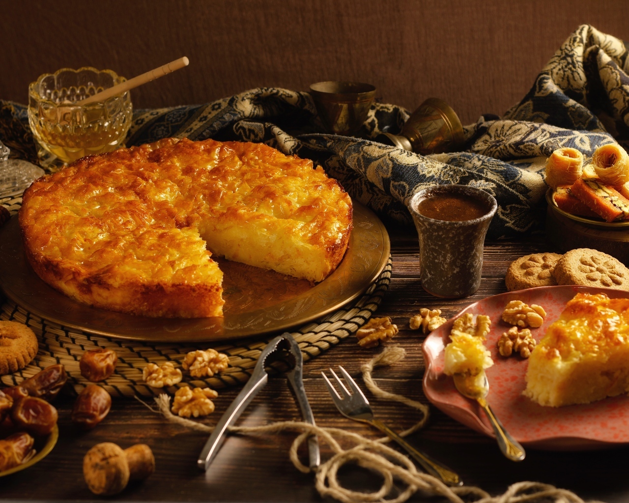 Сладкий пирог на столе с финиками и орехами