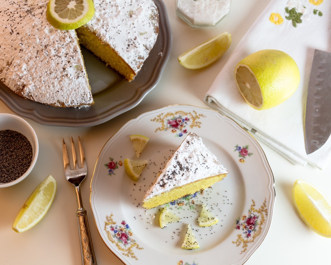 Сладкий пирог на столе с лимоном