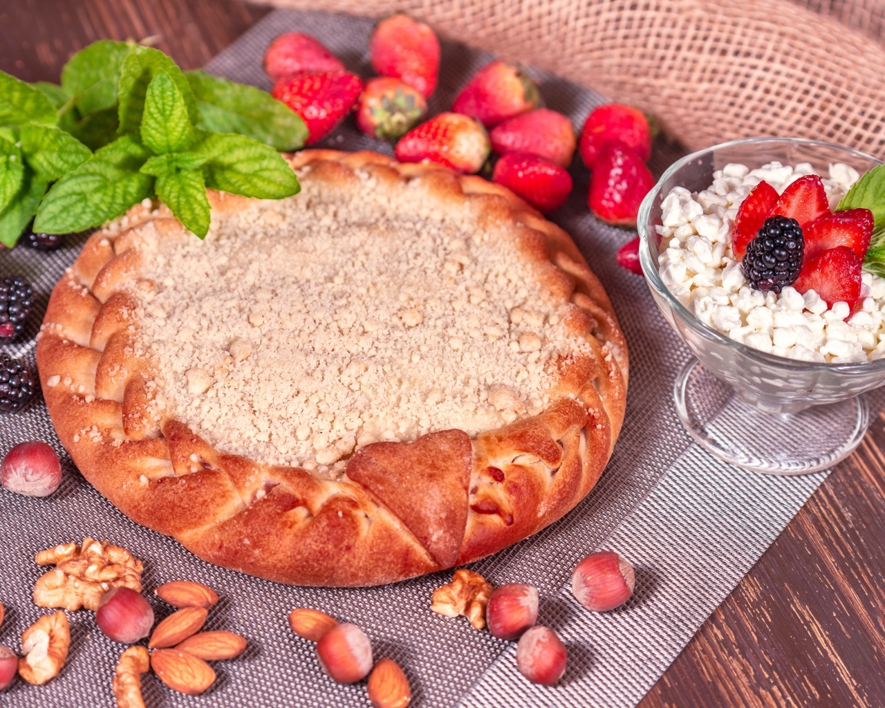 Сладкий пирог с ягодами на столе