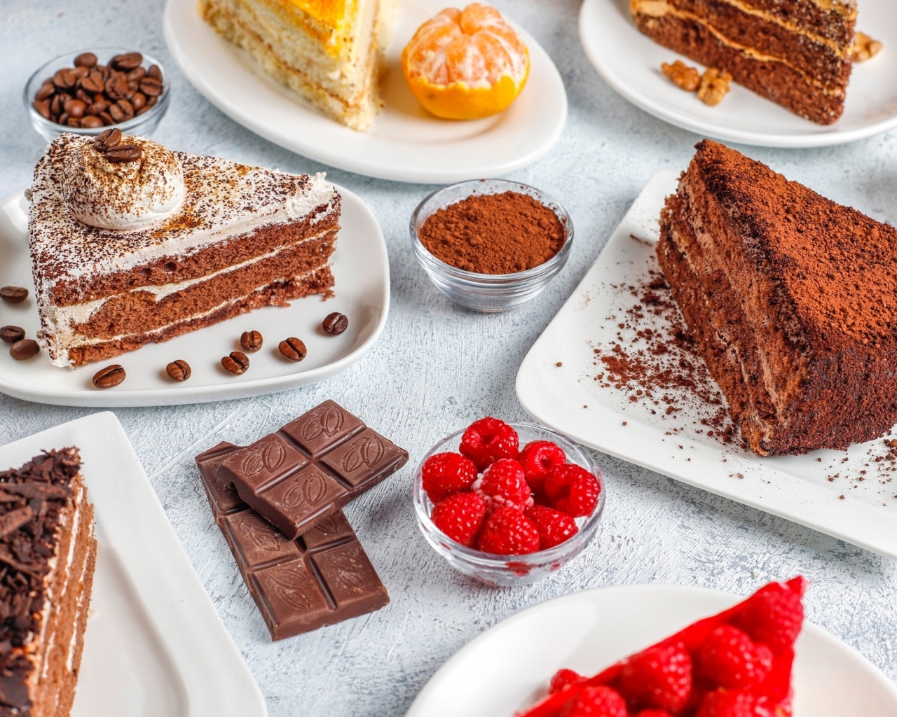 Сладкие куски торта на столе с шоколадом и ягодами