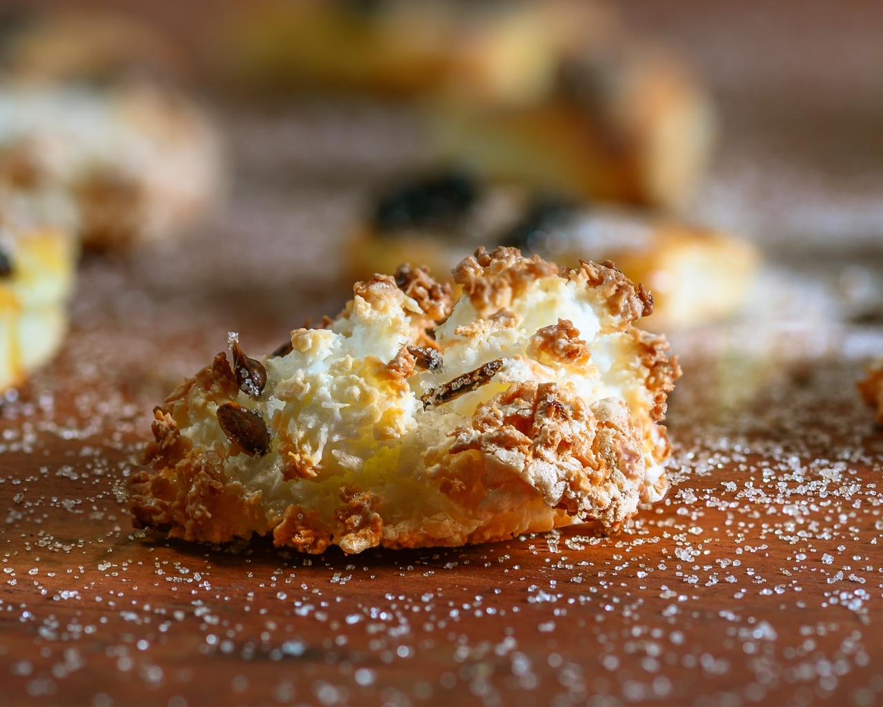 Сладкое сахарное печенье на столе