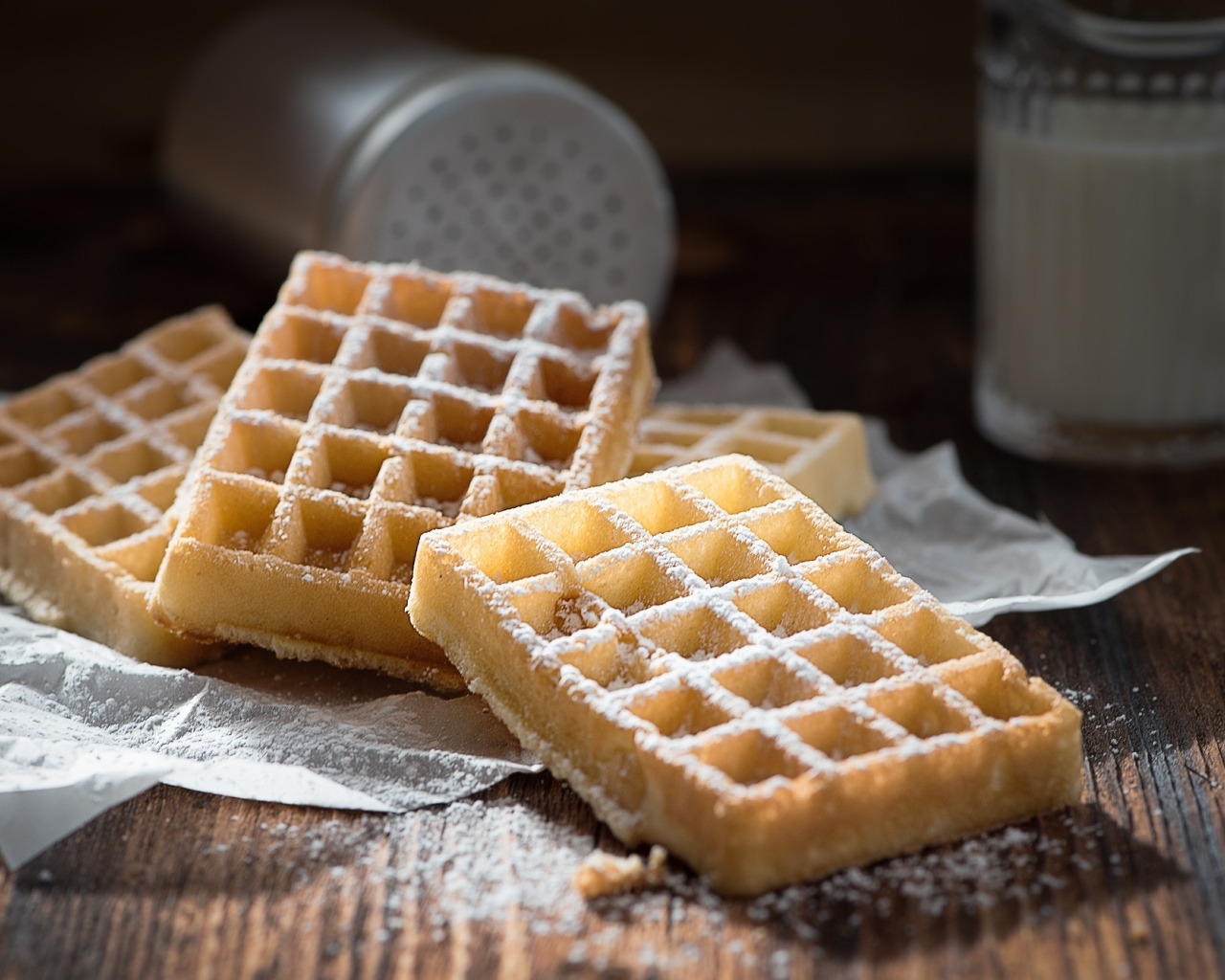 Сладкие вафли с сахарной пудрой на столе