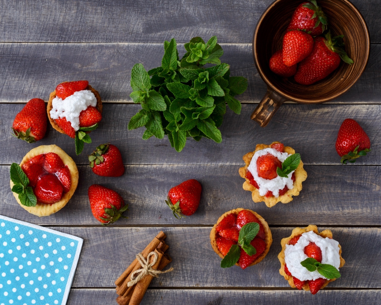 Тарталетки с кремом, ягодами клубники  и мятой