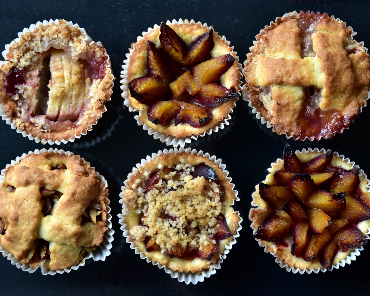 Тарталетки с фруктами на столе