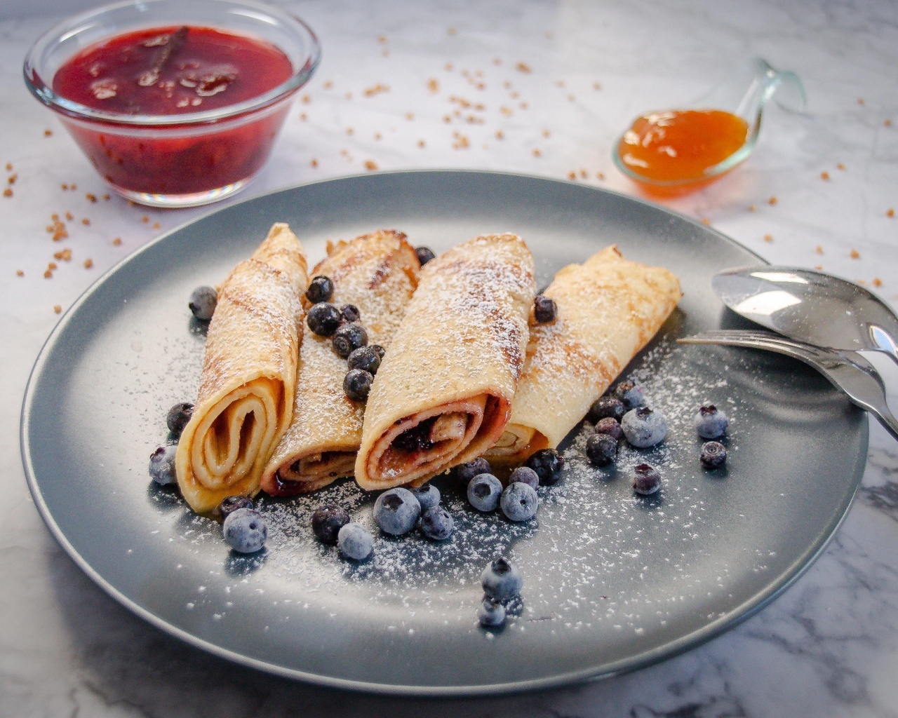 Тонкие блинчики с черникой и сахарной пудрой