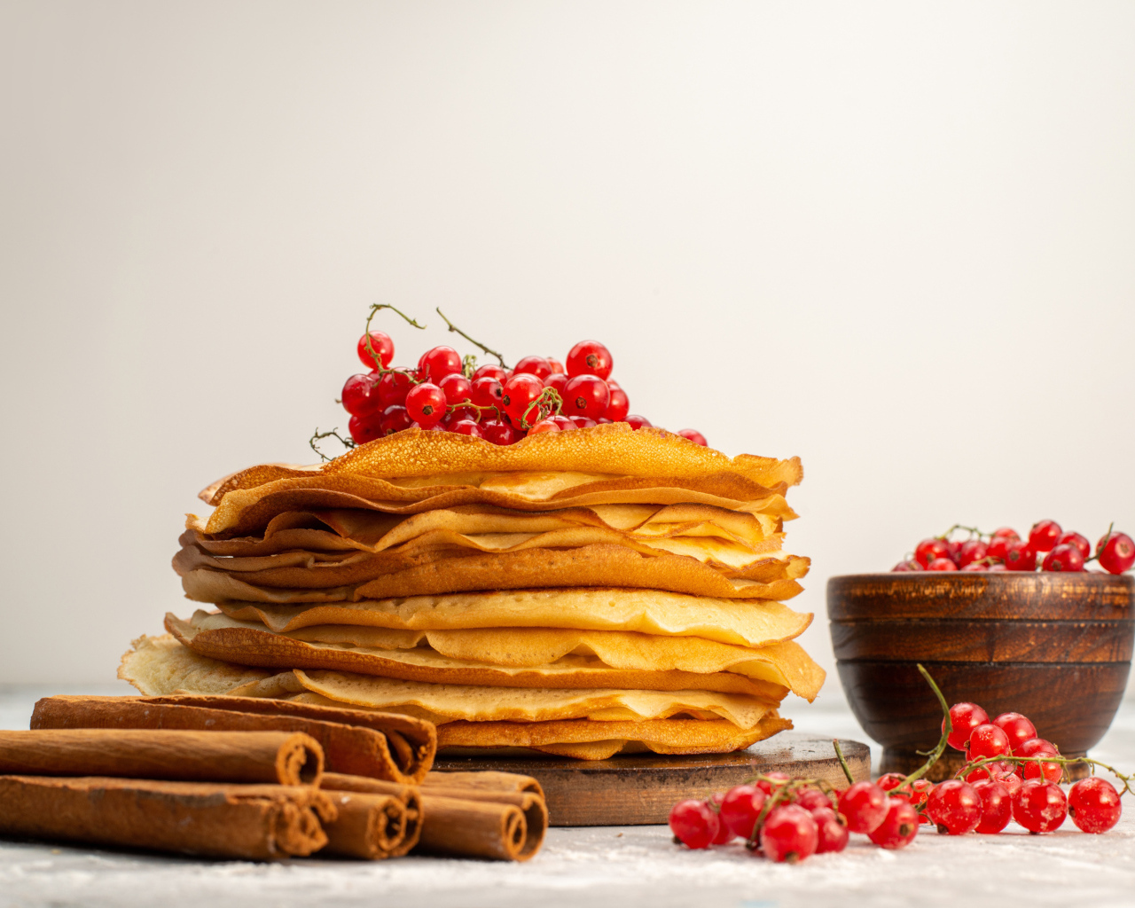 Тонкие блинчики с ягодами красной смородины и корицей