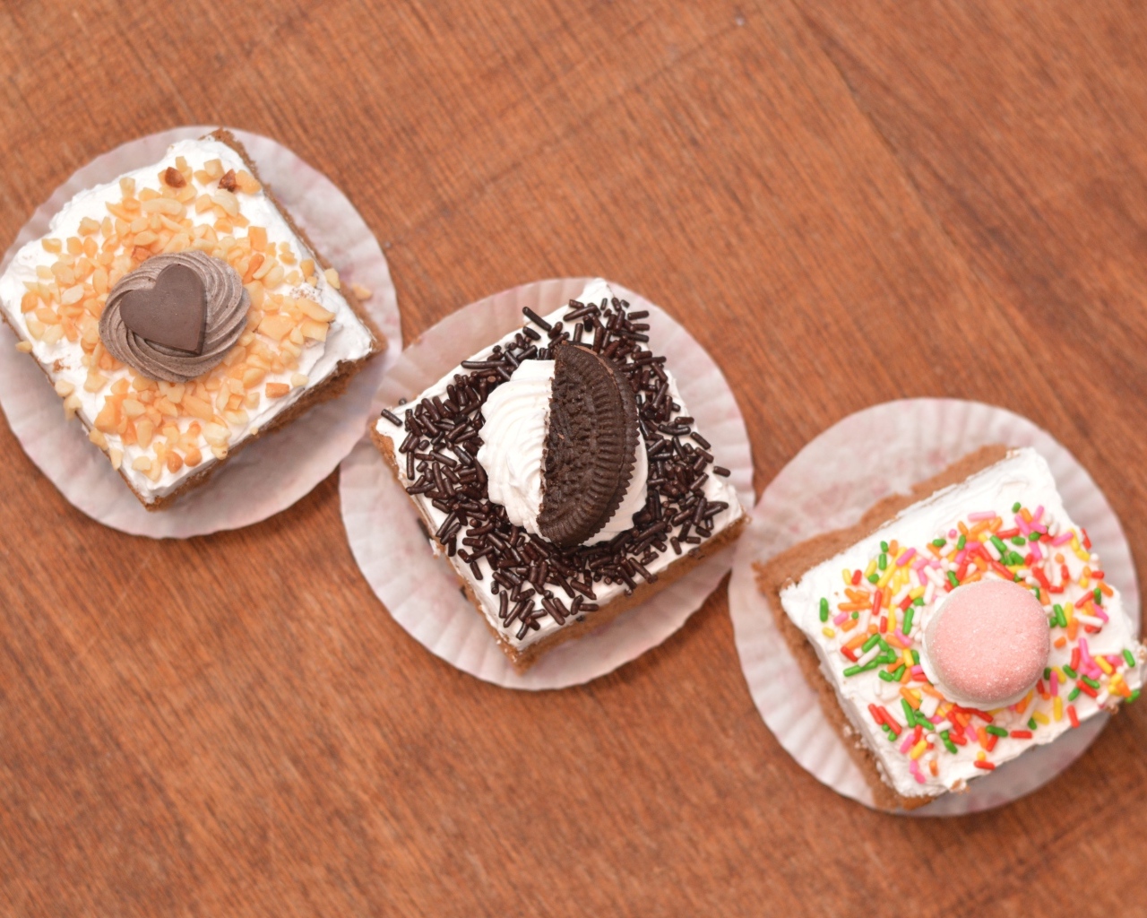 Три пирожных на деревянном столе