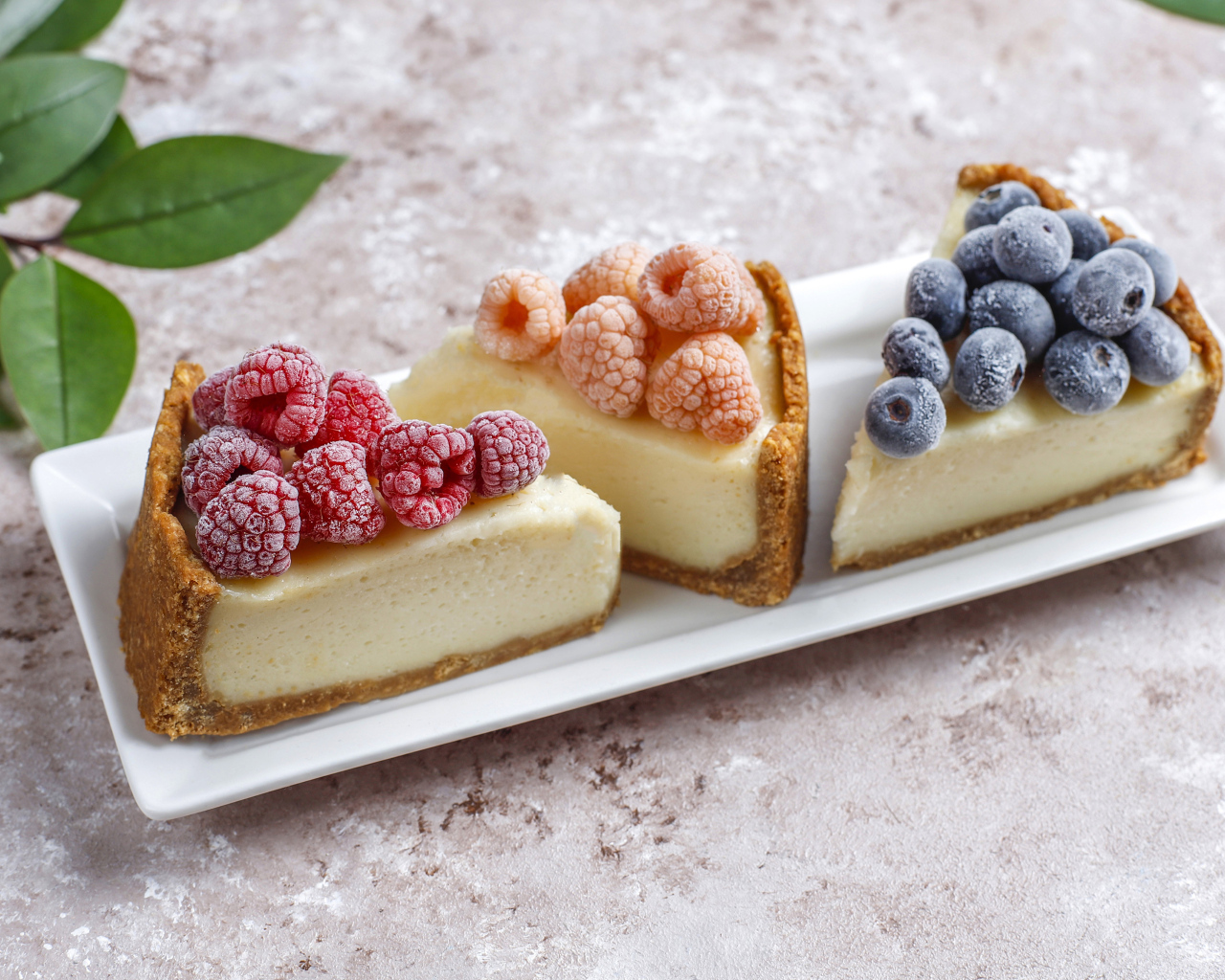 Три куска чизкейка с ягодами