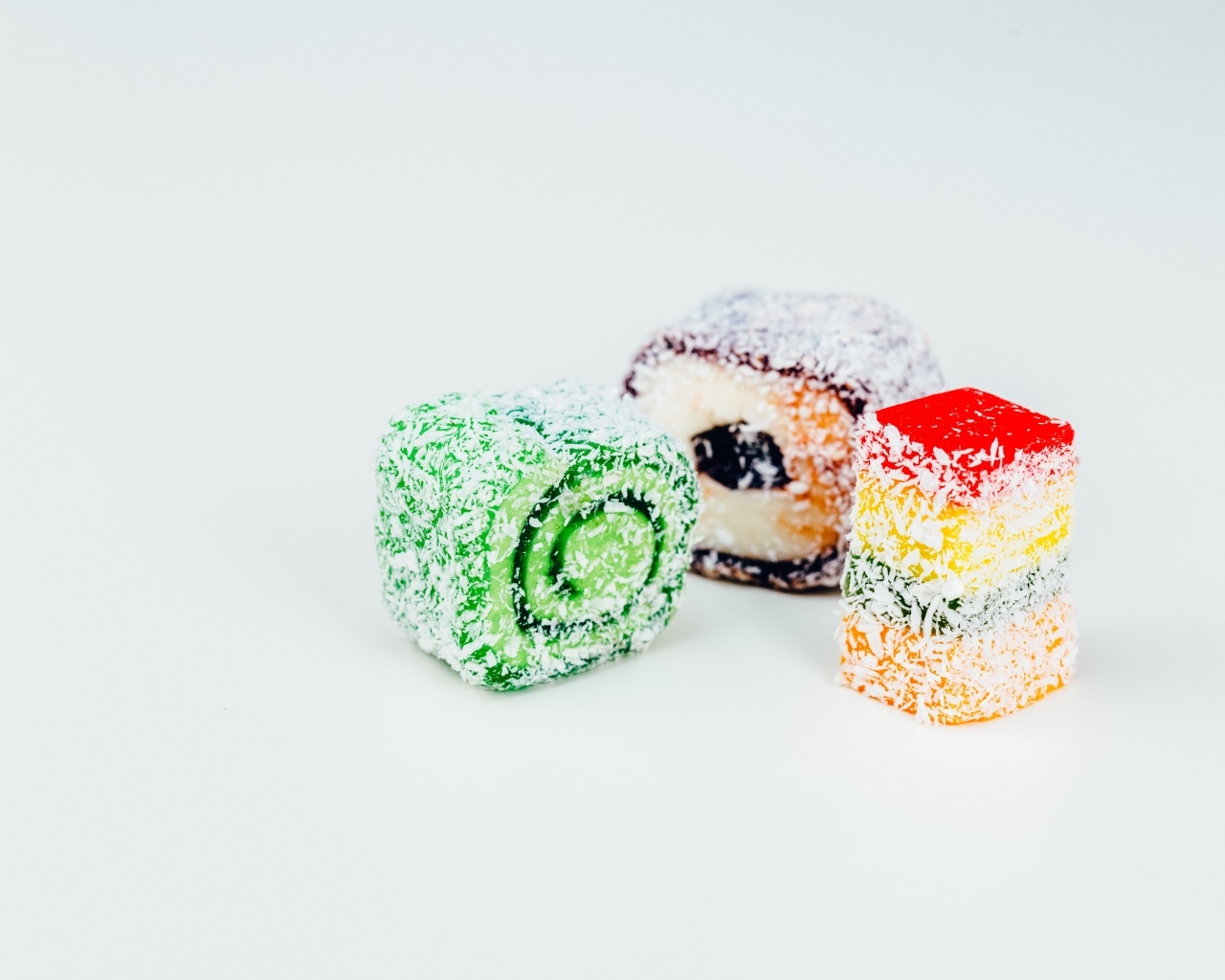 Десерт рахат лукум на сером фоне