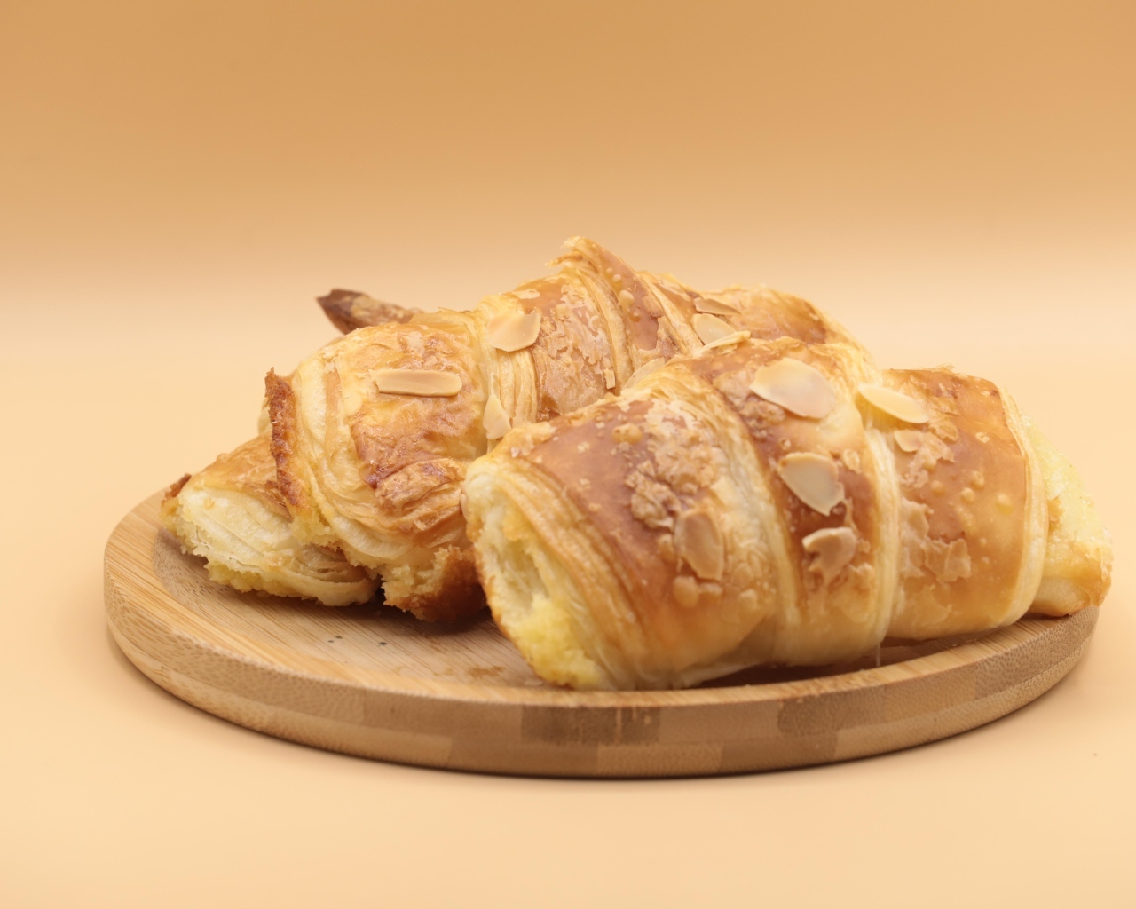 Два хрустящих круассана на доске