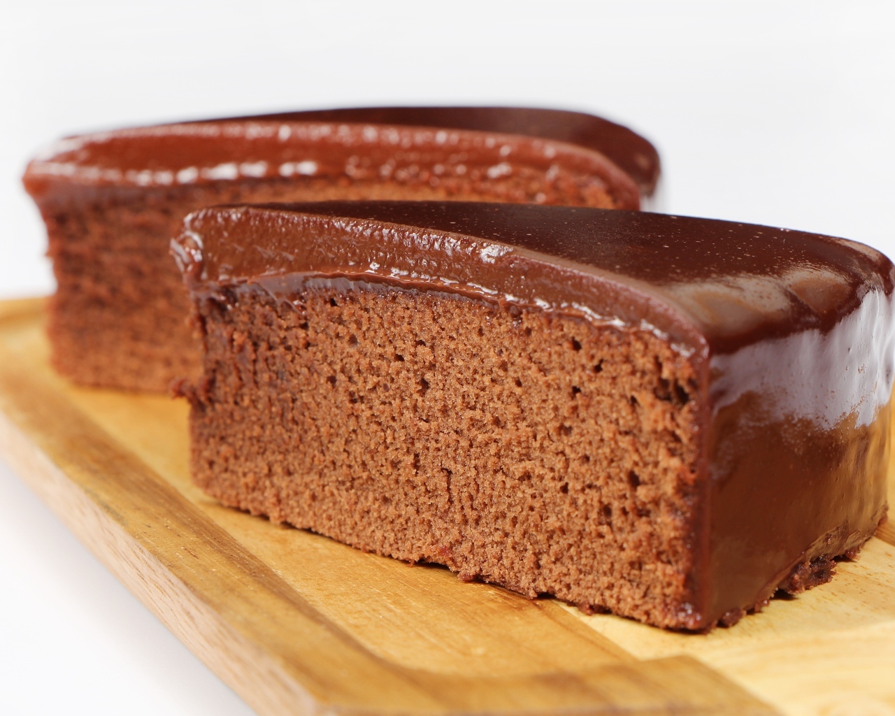 Два куска пирога с шоколадом на деревянной доске