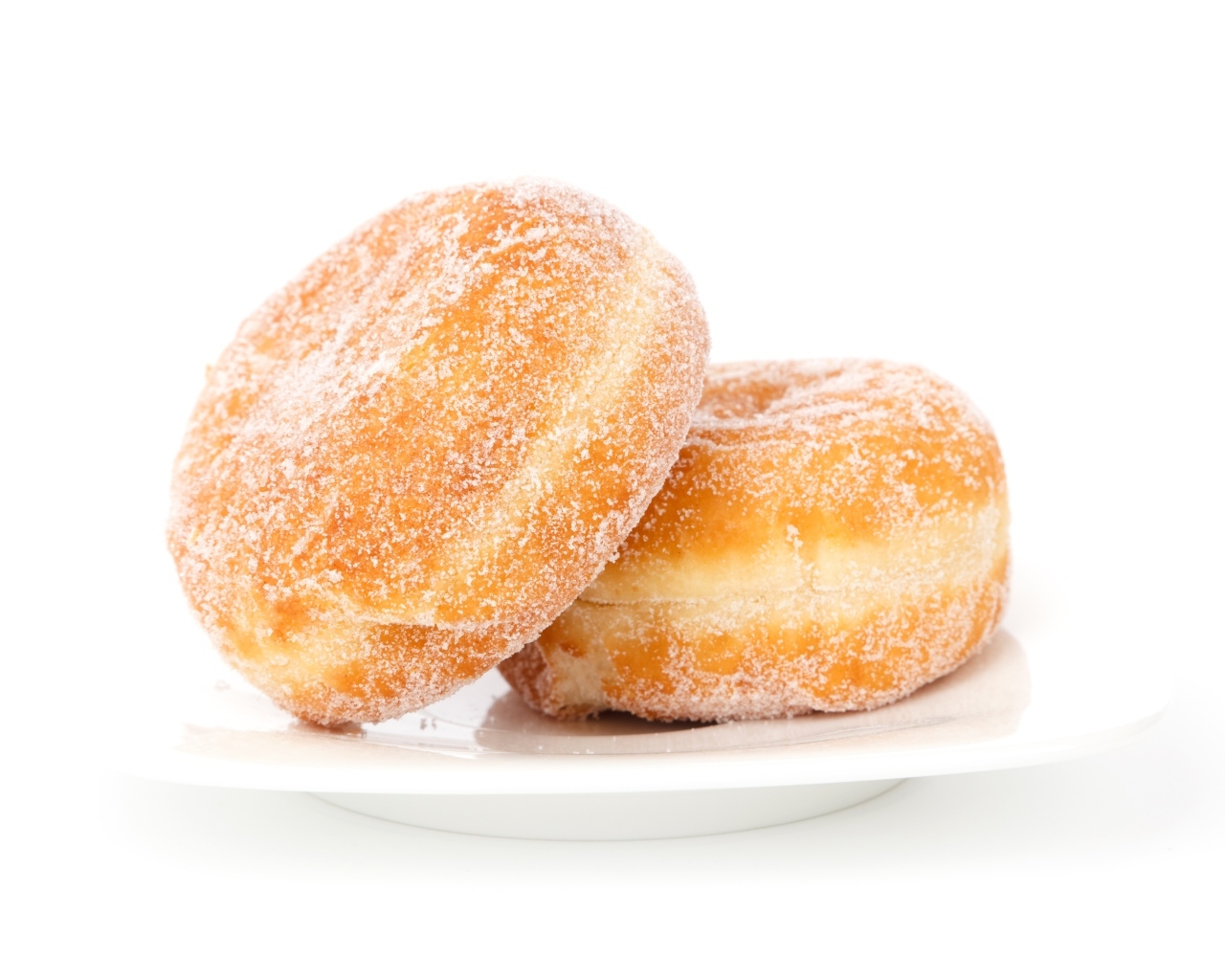 Два сладких пончика в сахарной пудре на белом фоне