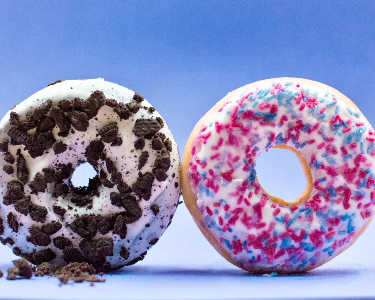 Два сладких пончика на голубом фоне