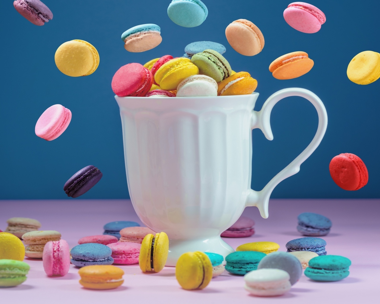 Белая чашка с десертом макарун