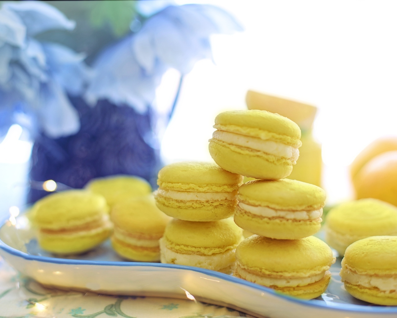 Желтый десерт макарун с кремом