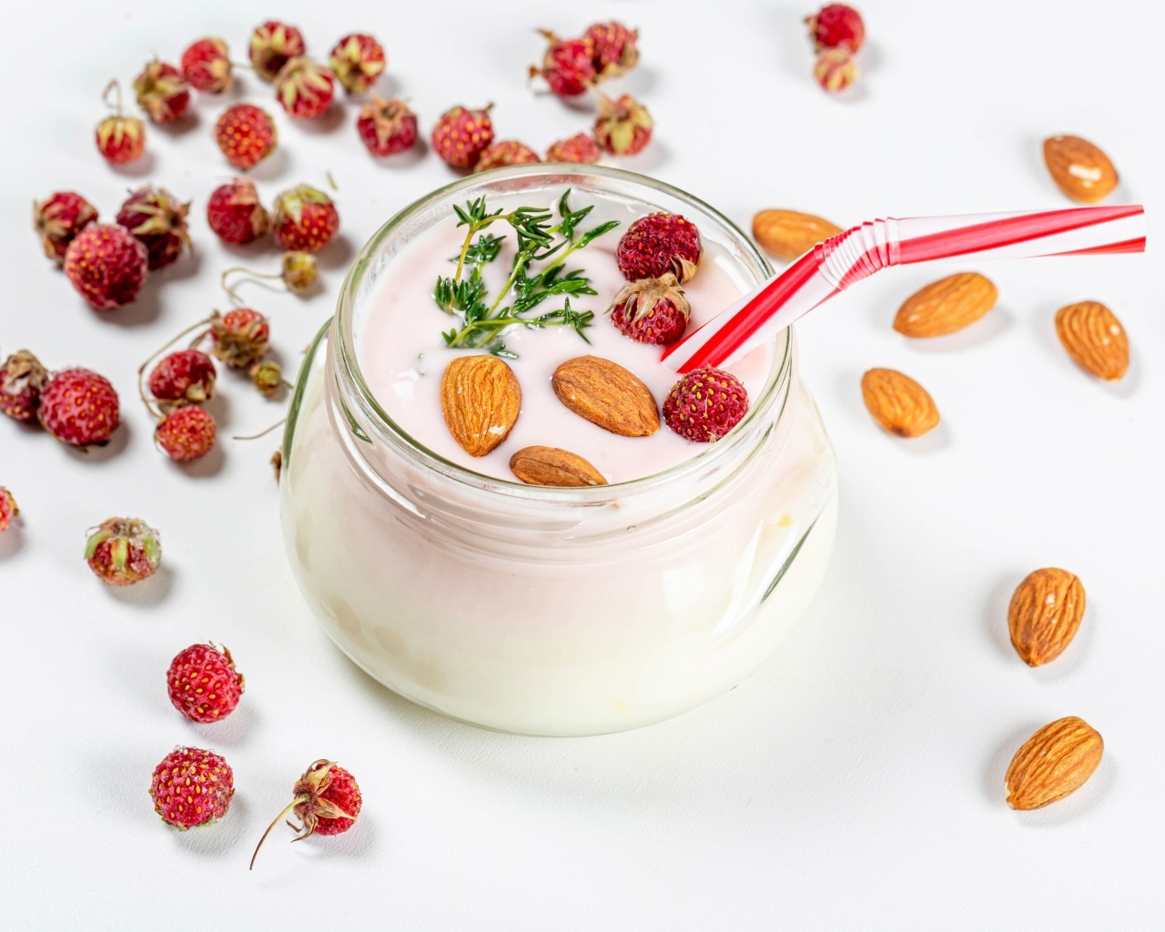 Йогурт с миндальными орехами и ягодами земляники