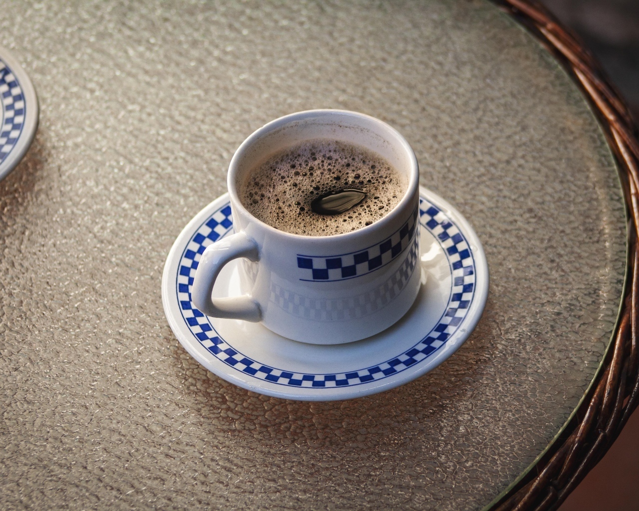 Красивая чашка ароматного кофе на столе