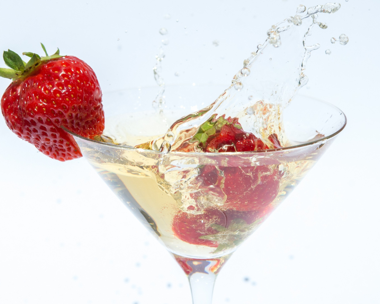 Коктейль с ягодой клубники на белом фоне