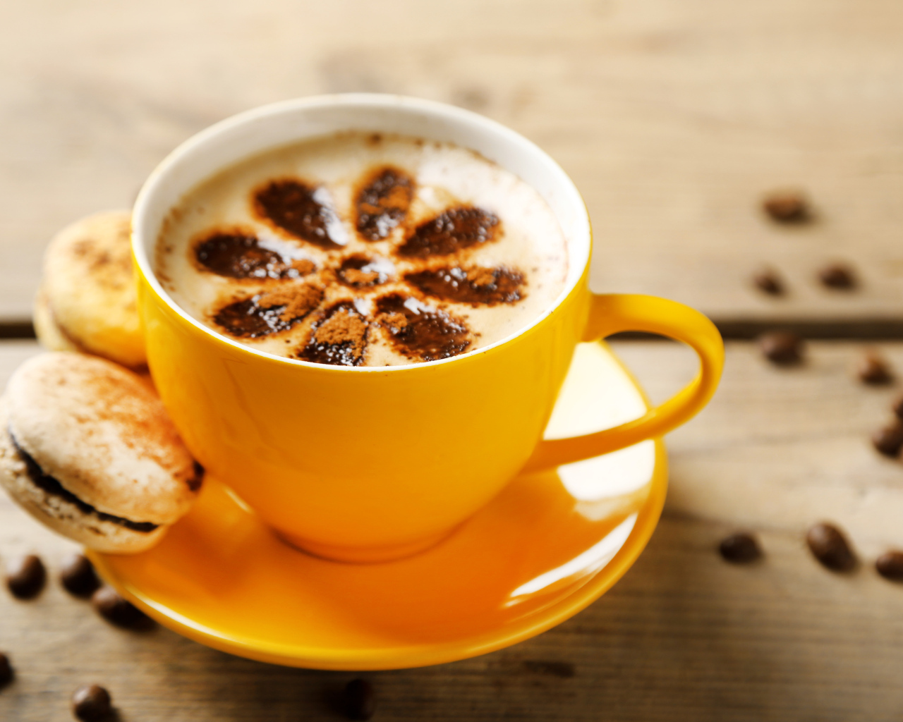 Кофе с рисунком на пенке с десертом макарон