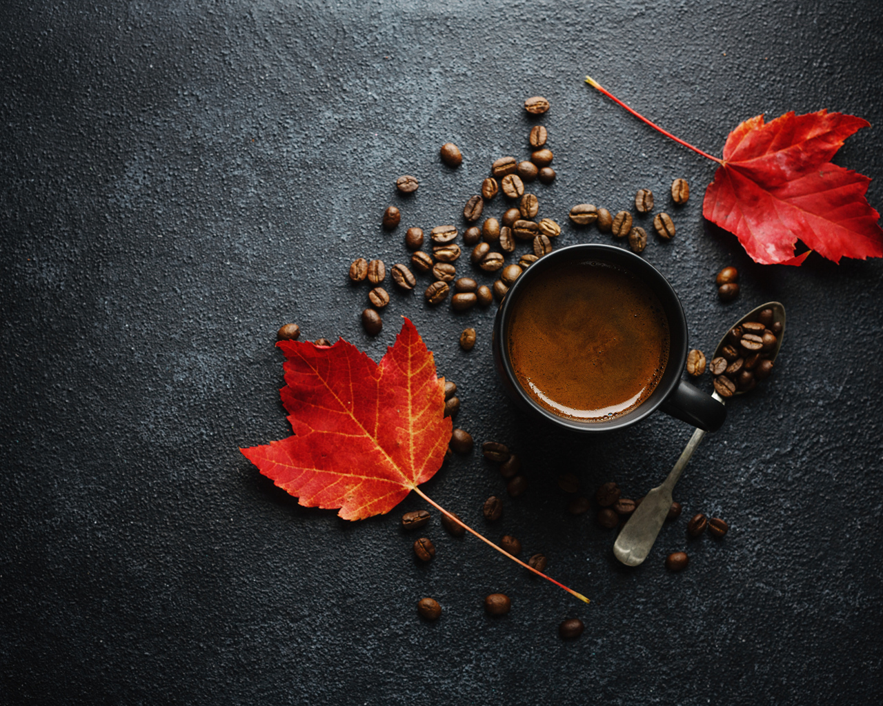 Чашка кофе на столе с зернами и желтыми листьями
