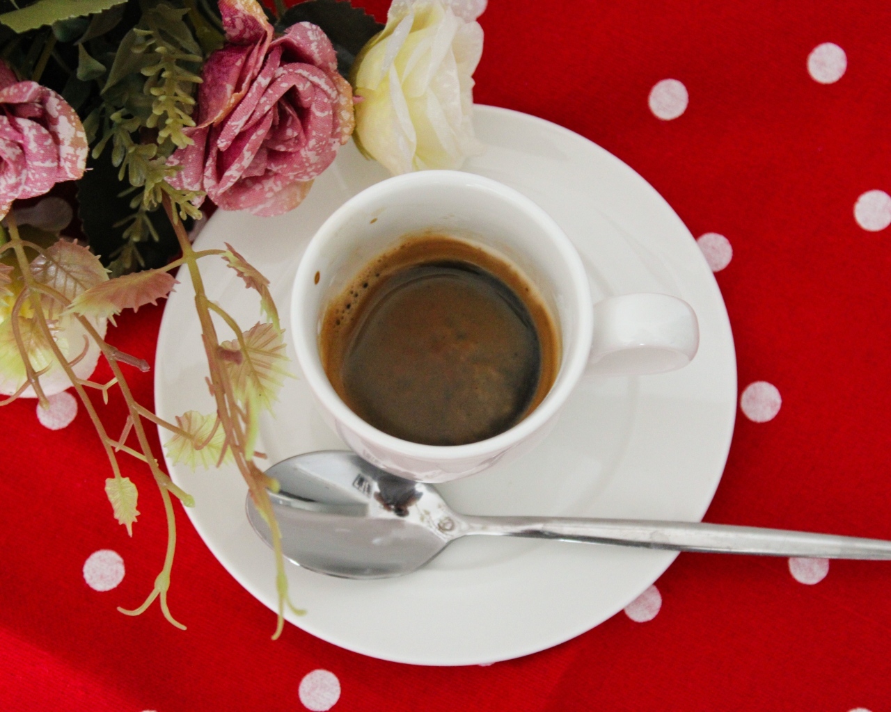 Чашка кофе на столе с цветами розы