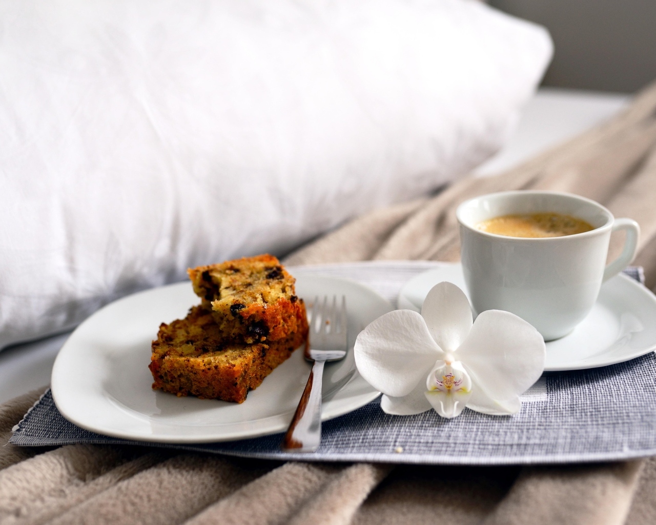 Чашка кофе с цветком орхидеи и кусочками кекса