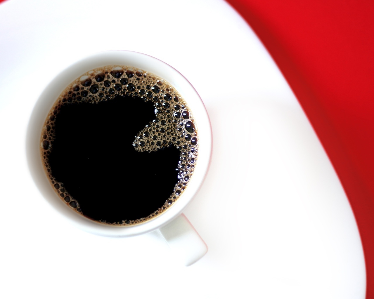 Чашка горячего черного кофе на столе 