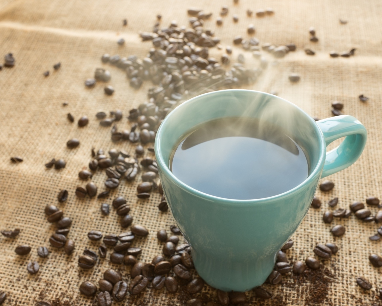 Чашка горячего кофе с зернами