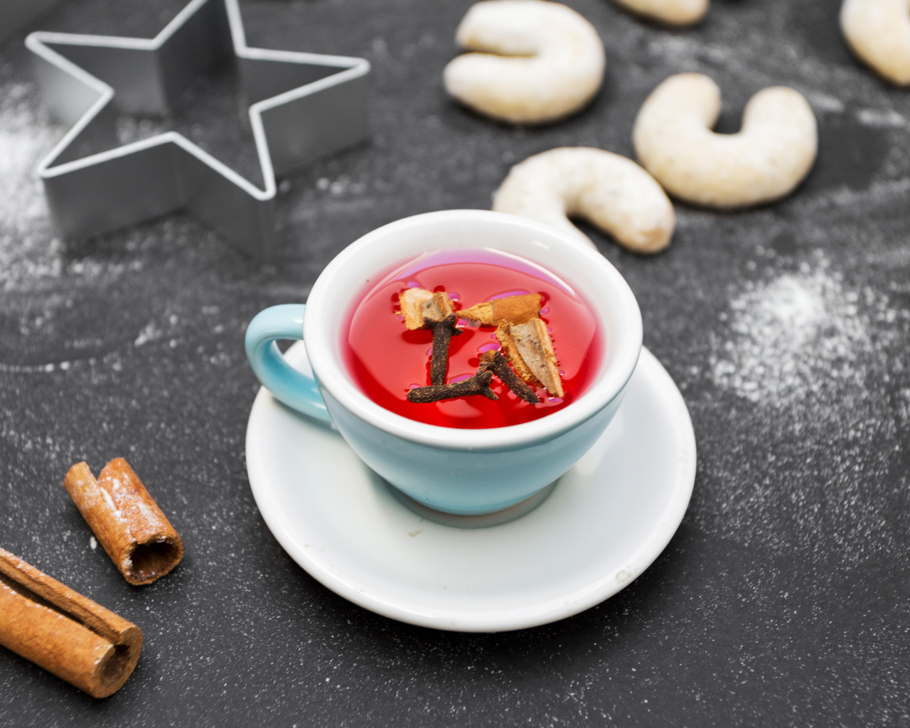 Чашка красного чая на столе с печеньем