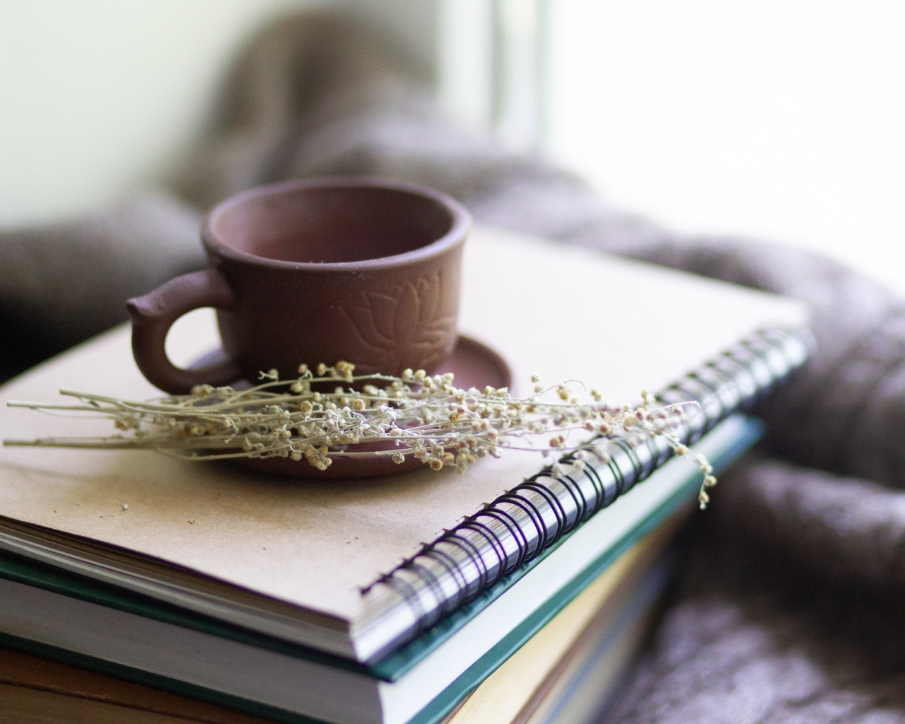 Чашка чая на столе с книгами