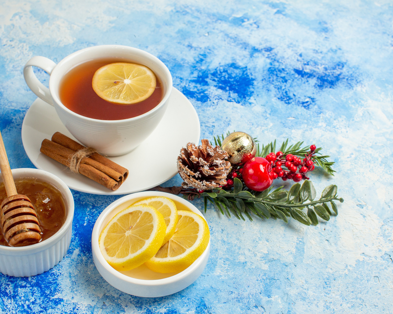 Чашка чая на столе с лимоном и медом