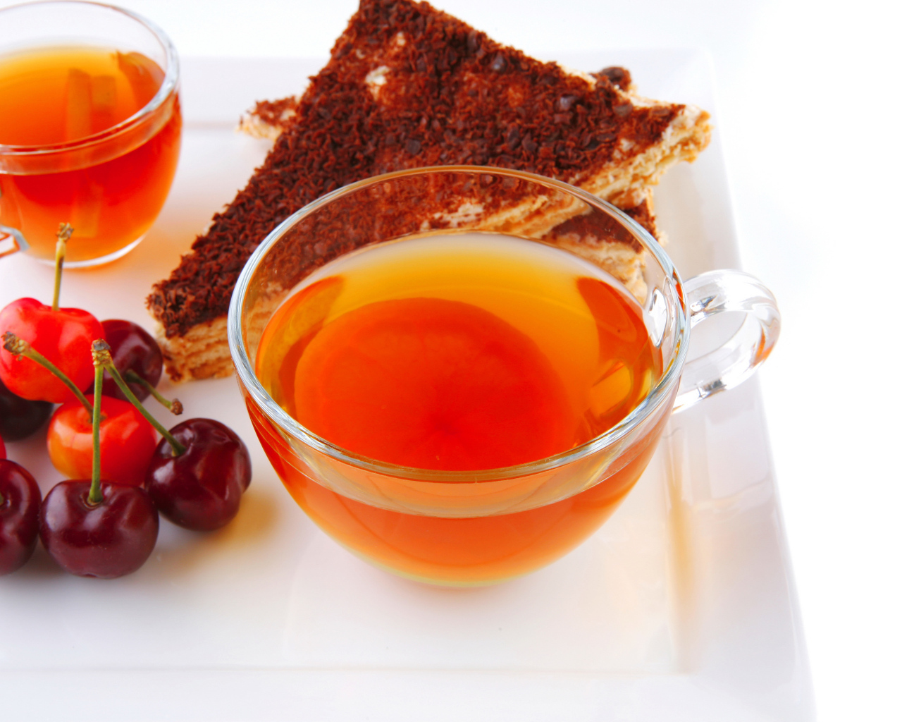 Чашка чая с тортом и ягодами черешни