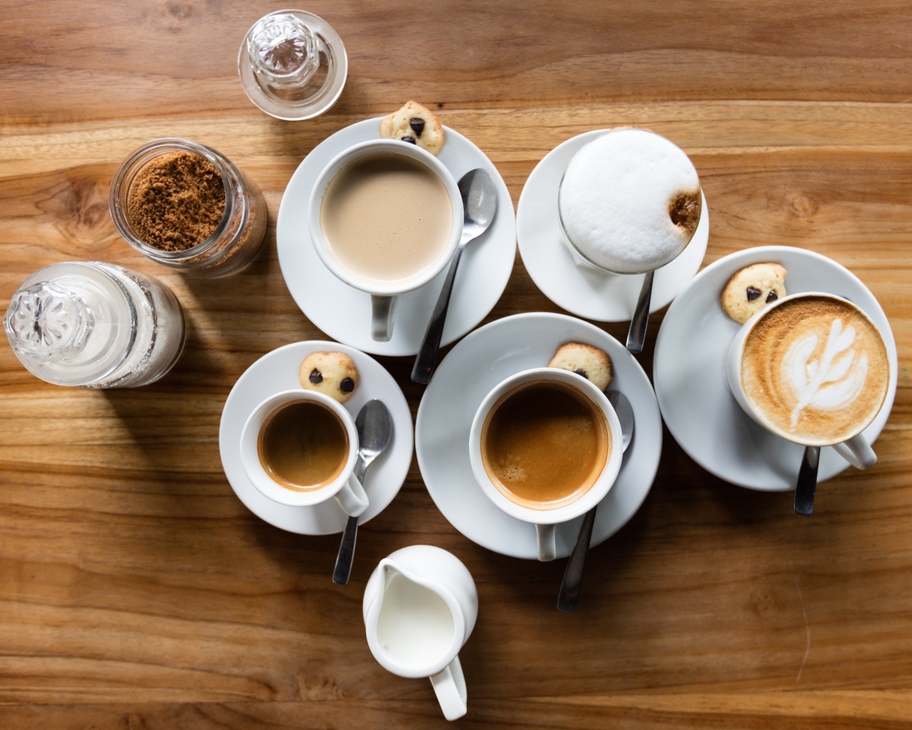 Чашки с кофе на столе с сахаром и молоком