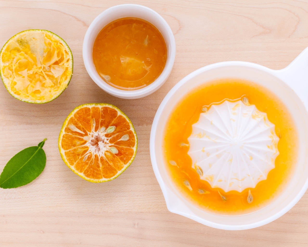 Свежий апельсиновый сок на деревянном столе