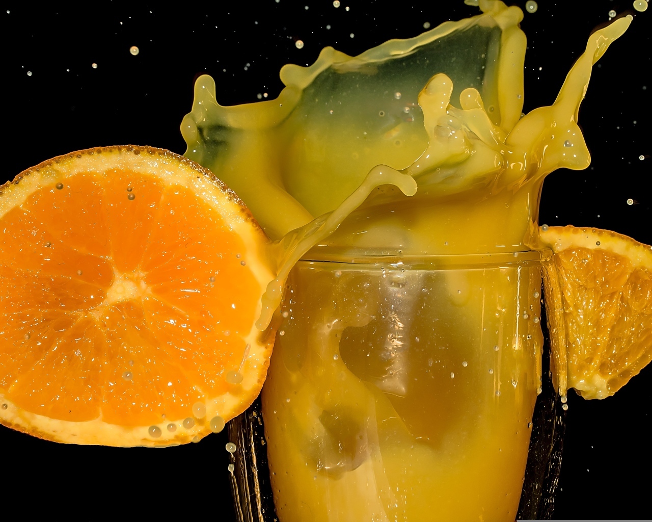 Свежий апельсиновый сок на черном фоне