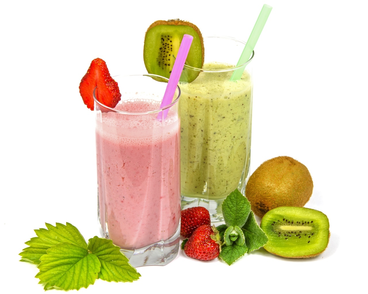 Фруктовые коктейли в стаканах на столе с клубникой и киви