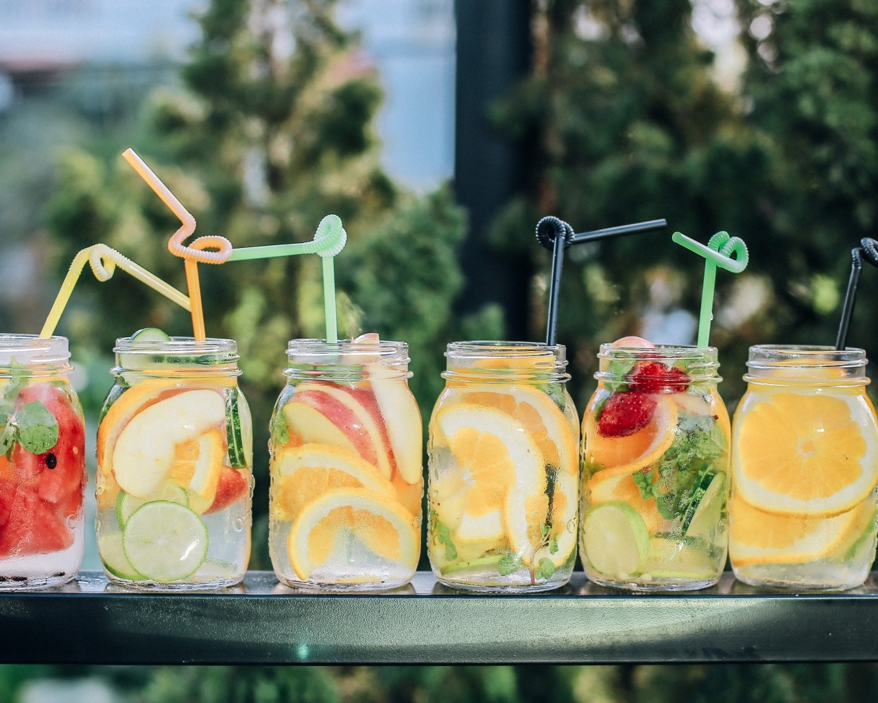 Стеклянные банки с фруктовым мохито