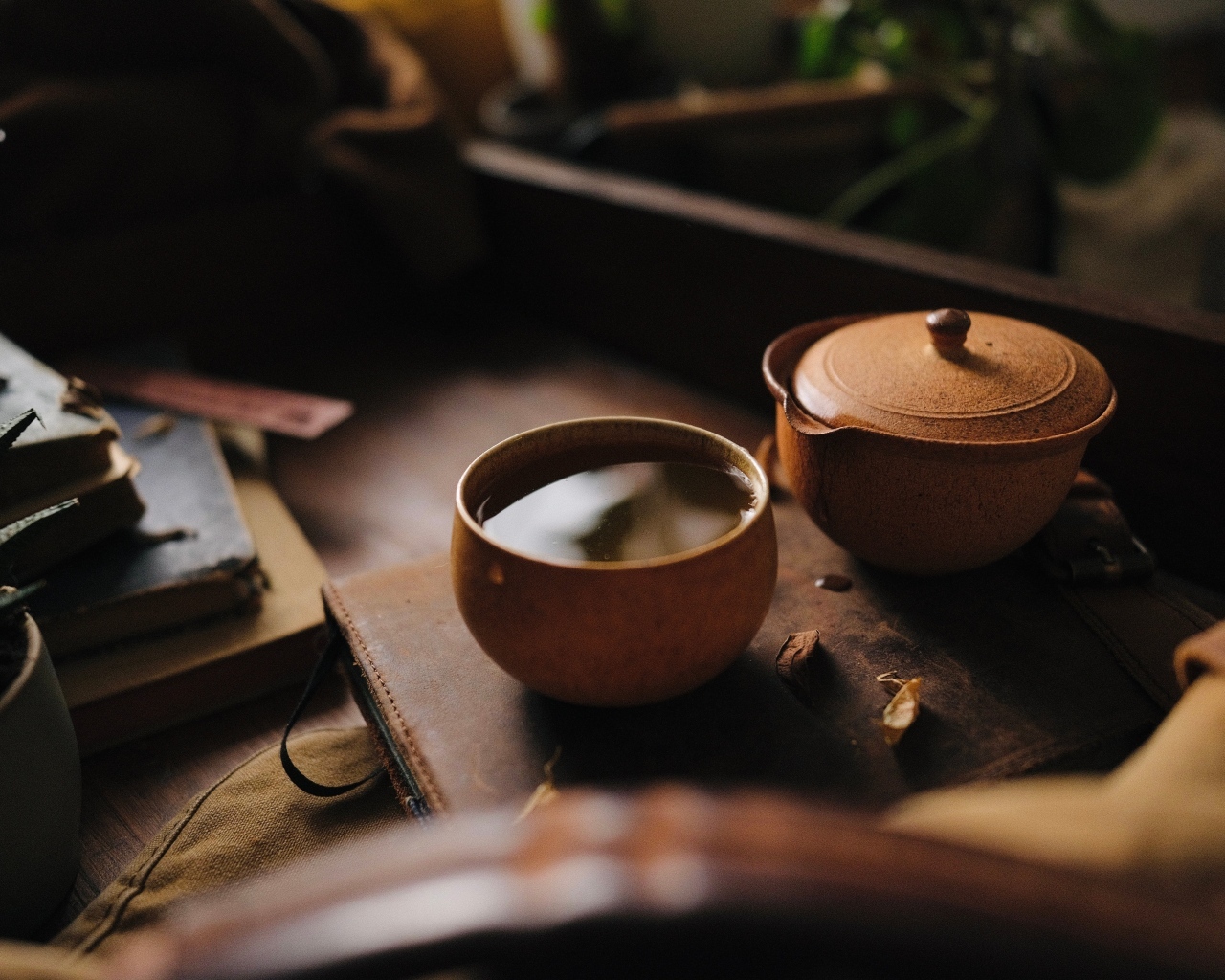 Зеленый чай в пиале на столе