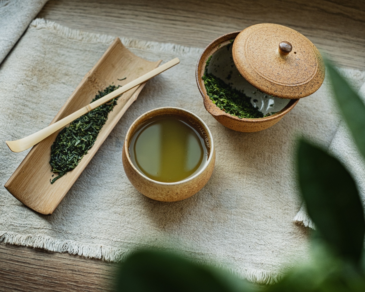 Зеленый чай на столе с заваркой