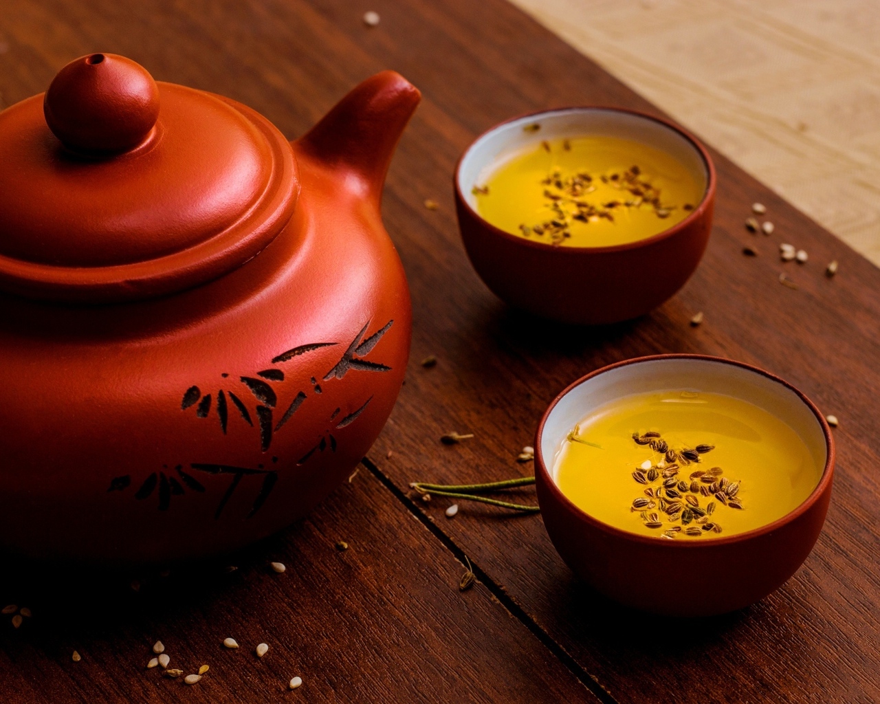 Зеленый чай с зернами на столе