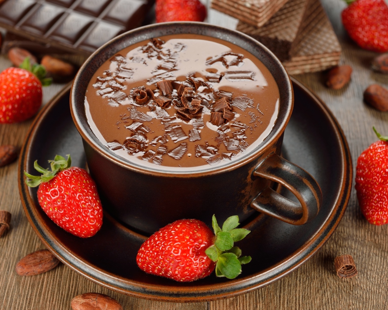 Горячий шоколад в кружке с ягодами клубники